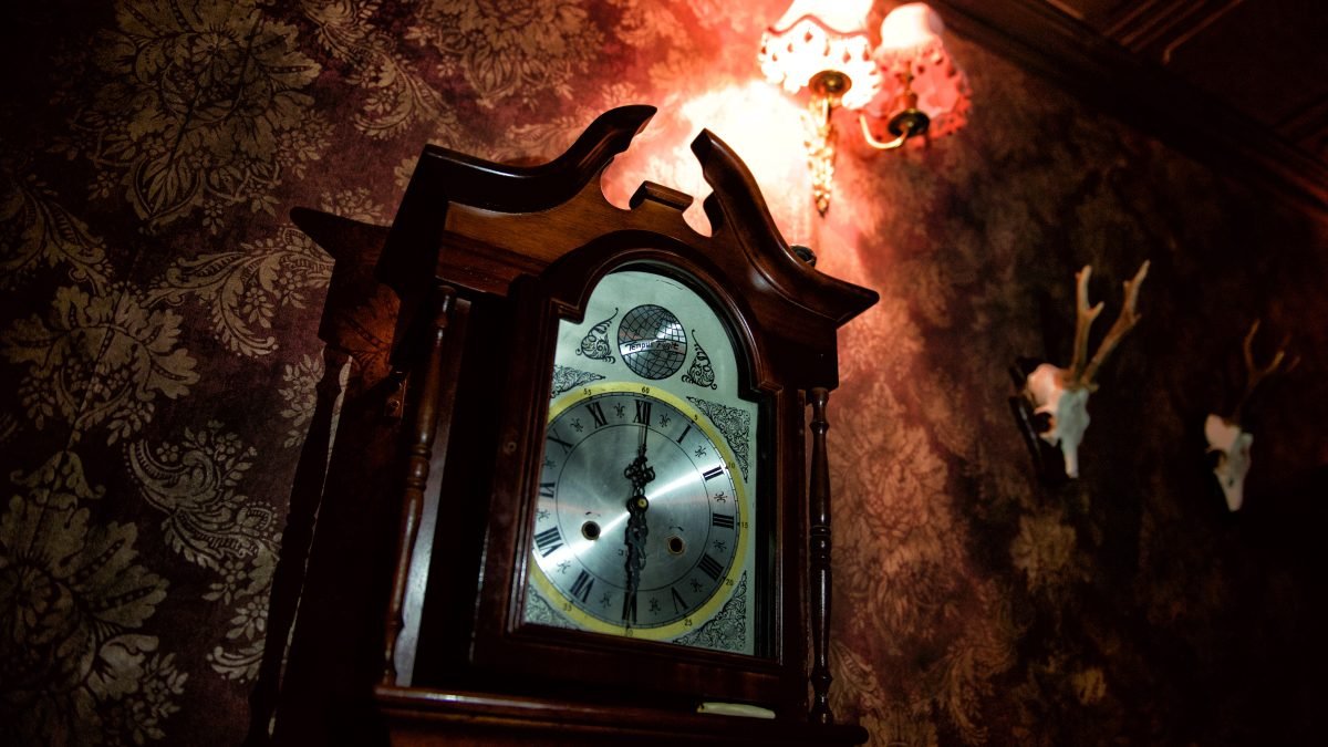 A picture of a grandfather clock set within a Haunted House escape room at moviESCAPE
