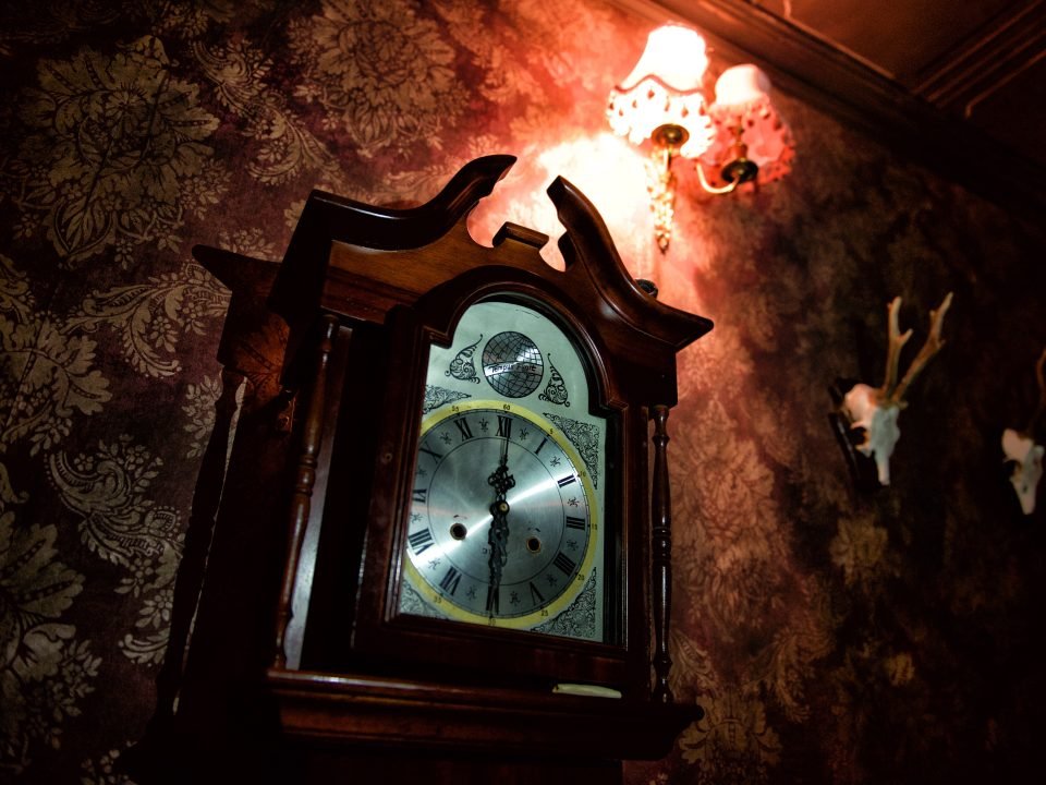 A picture of a grandfather clock set within a Haunted House escape room at moviESCAPE
